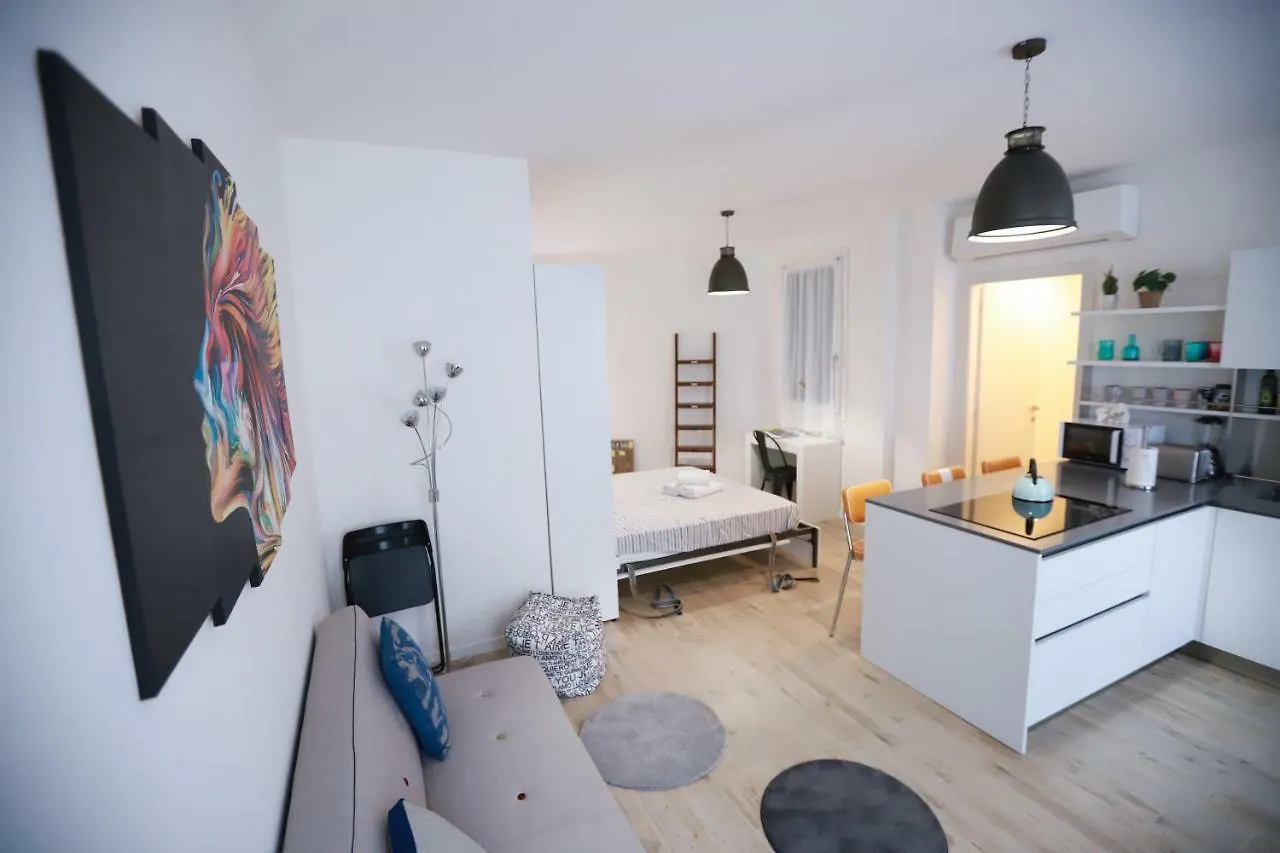 Laura'S Home - I Navigli Che Vorrei Milán